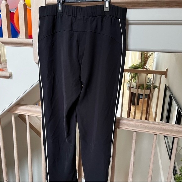 Lululemon On the Right Track Pant in Black 12 NWOT - Picture 5 of 11